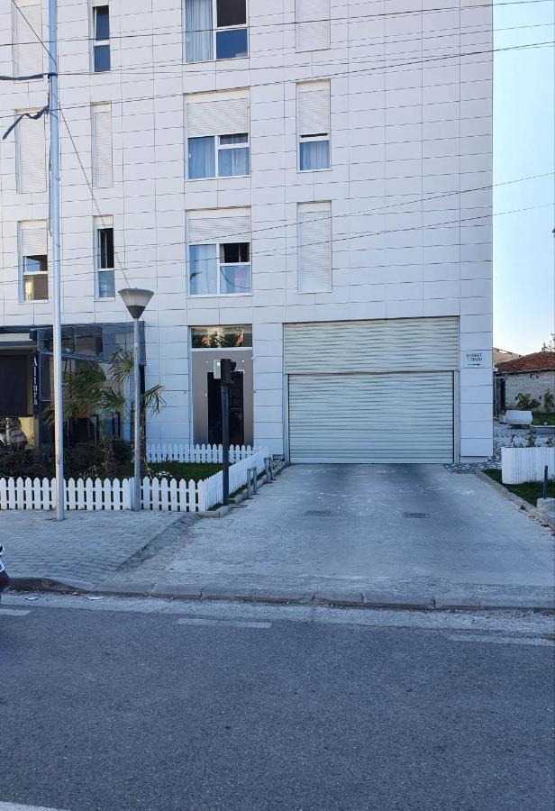 Rovena'S Apartment - Free Parking Tirana Kültér fotó