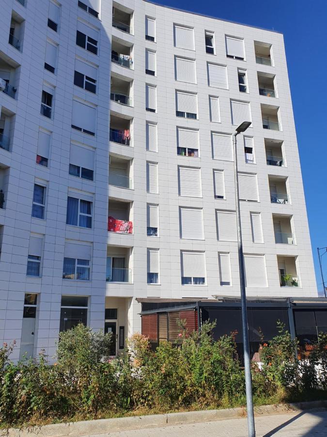 Rovena'S Apartment - Free Parking Tirana Kültér fotó
